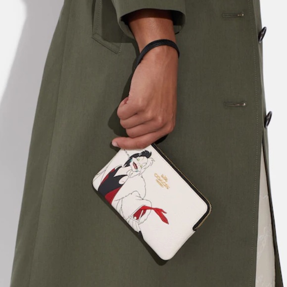 Disney X Coach Corner Zip Wristlet With Cruella Motif - Picture 3 of 3